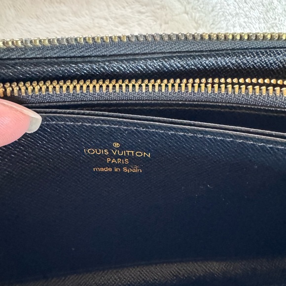 VINTAGE REHAB Louis Vuitton Limited Edition Damier Infini Race Zippy Wallet. - Picture 4 of 16